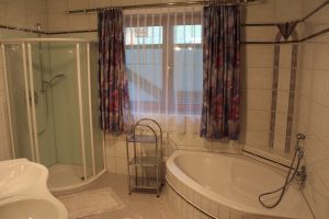 Badezimmer Ferienwohnung 130m² Dusche Eckbadewanne