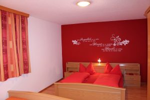 Schlafzimmer 1 FW 130m² Vierbettzimmer rot