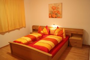 Schlafzimmer 3 FW 130m² Doppelbett orange